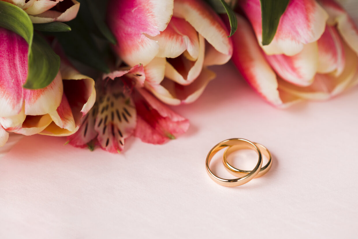 engagment-rings-flowers
